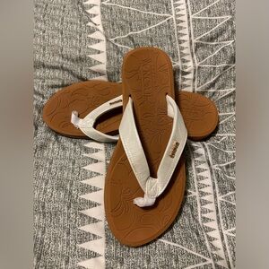 Women’s Near New shiny White Flip flops 7